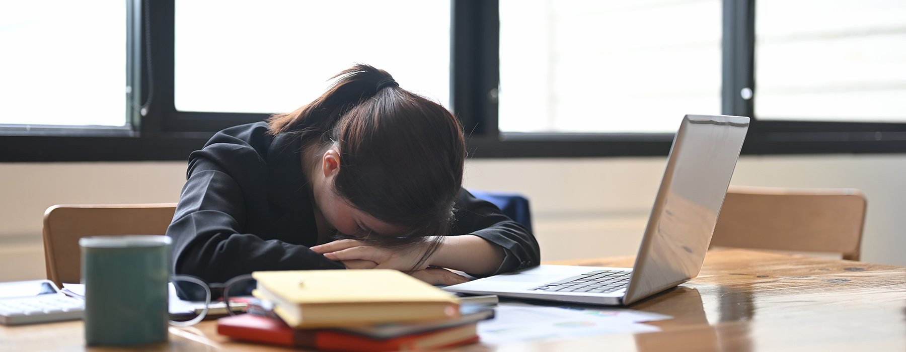 Müdigkeit am Arbeitsplatz, wach bleiben bei der Arbeit, Energie bei Müdigkeit