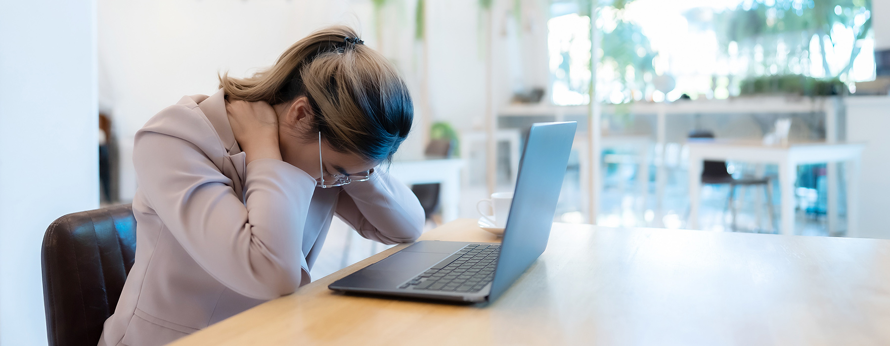 Schreibtischhöhe und Nackenschmerzen: Wie eine falsche Höhe zu gesundheitlichen Problemen führen kann