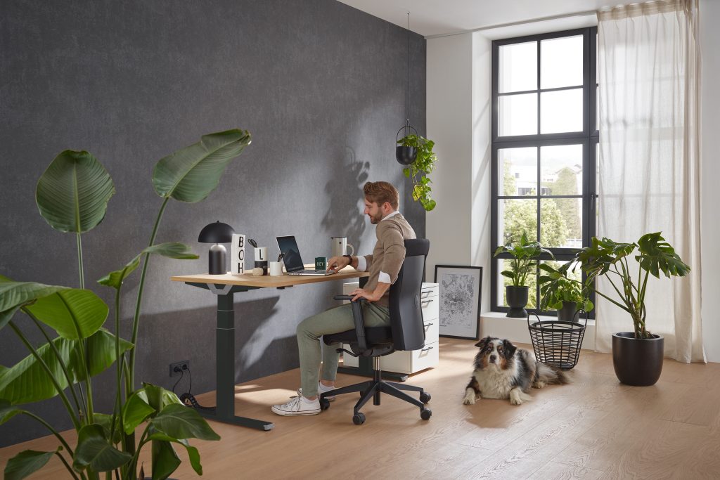 Tisch mit Höhenverstellung im modernen Home-Office