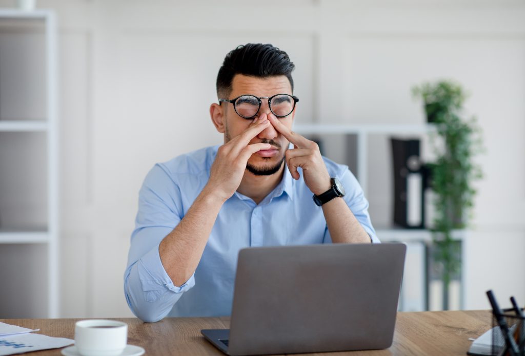 Müdigkeit am Arbeitsplatz, wach bleiben bei der Arbeit, Energie bei Müdigkeit